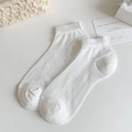 Chaussettes blanches à côtes pour femmes avec revers élastiques sur fond blanc épuré - Taille unique / Blanc Blanchi