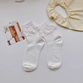 Chaussettes mi-mollet blanches avec bordure en dentelle et motif en tricot ajouré - Taille unique / Blanc