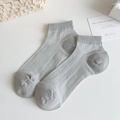 Minimalist light grey ankle socks with ribbed texture and reinforced heel for women - One Size / Gray