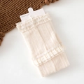Chaussettes hautes beiges en dentelle à volants avec motif côtelé et détails - Beige