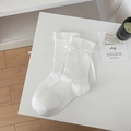 Chaussettes blanches mi-mollet à côtes avec nœud en soie sur un support épuré - Nœud Assorti / Blanc