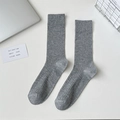 Chaussettes grises à côtes verticales en coton mélangé pour un style minimaliste pur - Gris à Larges Côtes
