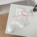 Chaussettes blanches mi-mollet JK avec texture tricotée et nœud en satin rose - Blanc avec noeud rose