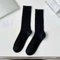 Chaussettes noires côtelées pour femmes en mélange de coton respirant style minimaliste - Noir à Larges Côtes