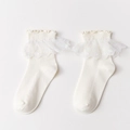 Chaussettes blanches Lolita avec bordure en dentelle florale et texture en coton côtelé - Beige