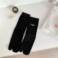Calze Tabi nere con scritta march much made in uno scatto lifestyle minimalista e moderno - Taglia unica / Nero