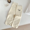 Calze tabi beige con ricamo nero in cotone in un elegante design a metà polpaccio - Taglia unica / Bianco Sporco