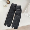 Calze tabi grigio scuro con punta divisa e testo ricamato bianco su sfondo bianco - Taglia unica / grigio scuro