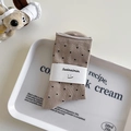 Braune gepunktete Socken mit Rollrand und minimalistischer Papierverpackung - Braun