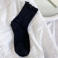 Süße schwarze Socken mit Rüschenrand und vertikalem Rippenmuster auf weißer Spitze - Einheitsgröße / Schwarz