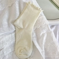Chaussettes mi-hautes blanc cassé avec bordure à volants et maille côtelée élégante - Taille unique / Poche zippée