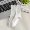 Klassische weiße Socken mit vertikalem Rippstrickmuster für einen minimalistischen Look - Breit Gerippt Weiß