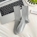 Graue Damen-Socken aus weichem Rippstrick für den Alltag im klassischen Design - Breit Gerippt Hellgrau