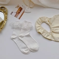 Süße weiße Crew-Socken mit vertikalen Streifen und zartem Spitzenbesatz im Lolita-Stil - Einheitsgröße / Weiß