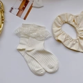 Cremeweiße Socken mit Spitzenbesatz und vertikalen Streifen im Lolita-Stil - Einheitsgröße / Beige