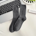 Klassische dunkelgraue Crew-Socken mit vertikalen Rippen in minimalistischem Lifestyle-Stil - Mittleres Rippenmuster Dunkelgrau