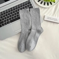Hellgraue Baumwoll-Mittelsocken mit vertikaler Rippenstruktur im lässigen Home-Style - Mittleres Rippenmuster Hellgrau