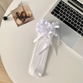Weiße Lolita-Wadenstrümpke mit Rüschen, Schleifen und hohlen Strickmustern auf weißem Tisch - Einheitsgröße / Weiß