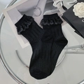 Schwarze Vintage-Socken mit Spitzenbesatz und Rippstrick-Mesh in Geschenkoptik - Gepunkteter Vertikaler Streifen Schwarz