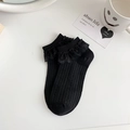 Schwarze Lolita Socken mit zarter Spitze und vertikalem Rippstrick-Muster für Damen - Einheitsgröße / Schwarze vertikale Streifen