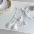 Weiße Lolita Kniestrümpfe mit Spitzenborte, Satinschleifen und Herz-Mesh-Strickmuster - Einheitsgröße / Schleife
