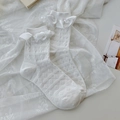 Chaussettes blanches avec froufrous en dentelle et motifs de losanges évidés pour femme - Petit Losange Blanc