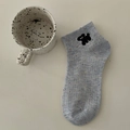 Hellblaue gesprenkelte Baumwollsocken für Damen mit niedlicher schwarzer Hundestickerei - Blau