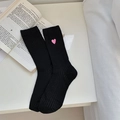 Schwarze gerippte Socken mit süßer rosa Herzbestickung auf weißem Hintergrund - Einheitsgröße / Schwarz