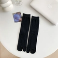 Calcetines Tabi negros minimalistas para mujer con diseño de dos dedos y elegante largo medio - Talla única / Negro