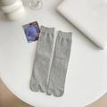 Calcetines Tabi grises de dos dedos para mujer con diseño de rayas verticales de canalé - Talla única / Gris claro