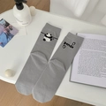 Chaussettes mi-mollet grises avec motif panda asymétrique et empreinte de patte en coton - Taille unique / Gris