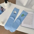 Hellblaue asymmetrische Socken mit niedlicher Kaninchen- und Baumstickerei für Frauen - Einheitsgröße / Blau