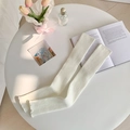 Milchweiße gerippte Strick-Beinstulpen mit zarten Rüschenkanten im minimalistischen Stil - Einheitsgröße / Weiß