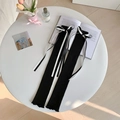 Calcetines negros de punto con lazos blancos estilo japonés sobre una mesa blanca - Talla única / Negro