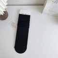 Klassische gerippte schwarze Crew-Socken für Damen im japanischen Stil auf weißem Tisch - Einheitsgröße / Schwarz