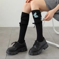 Süße Lolita Kniestrümpfe in Schwarz mit blauer Schmetterlingsstickerei und Schleifen - Einheitsgröße / Schwarz mit Blau