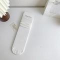 Weiße Socken in Wadenlänge mit Rippstrickmuster und minimalistischem Design - Einheitsgröße / Weiß