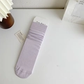 Lavendelfarbene gerippte Slouch-Socken in Wadenlänge mit feiner Strickstruktur - Einheitsgröße / Lila