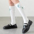 Weiße Lolita-Strümpfe mit blauen 3D-Schmetterlingen und Schnürband-Details - Einheitsgröße / Weißer Grund Blau