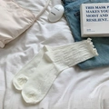 Weiße Socken mit Rüschensaum und Rautenmuster-Strick für einen süßen japanischen Look - Einheitsgröße / Cremeweiß