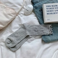Graue Mesh-Socken mit Rautenmuster und modischem Rüschenrand auf weißem Stoff - Einheitsgröße / Grau