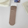 Klassische braune Socken mit elastischen Bündchen in einem gemütlichen Lifestyle-Ambiente - Einheitsgröße / Kaffeebraun