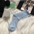 Chaussettes bleu clair avec texture à côtes verticales sur fond en tissu doux - Taille unique / Bleu