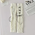 Witte gebreide armwarmers met zwarte vetersluiting van lint en ruches manchetten - Zwarte Strik Stijl (XN251) / Crèmewit Met Zwart Lint