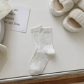 Weiße Socken in Wadenlänge mit bunten Punkten und vertikaler Rippenstruktur für Damen - Weiß