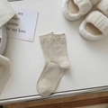 Minimalistische beigefarbene Crew-Socken mit schwarzen Sprenkeln und Rippstrick - Khaki