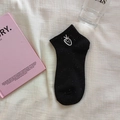 Süße schwarze Baumwollsocken mit bunten Punkten und Erdbeer-Stickerei für Damen - Schwarze Basis Erdbeere