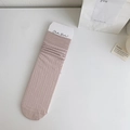Calze a costine in cotone malva chiaro con texture morbida su sfondo bianco - Taglia unica / Rosa Carne