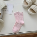 Rosafarbene Baumwollsocken mit bunten Sprenkeln und Rippbündchen in gemütlicher Ansicht - Rosa