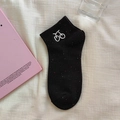 Schwarze Strick-Socken mit bunten Punkten und weißer Fahrrad-Stickerei am Knöchel - Schwarz Hintergrund Kirsche